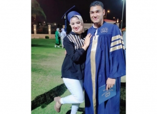 الزميل السيد شحاتة ... يهنىء الزميلة هويدا احمد .. بتخرج شقيقها الدكتور احمد