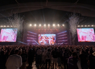 عمرو دياب ... يشعل الأجواء في جولة المملكة في الرياض