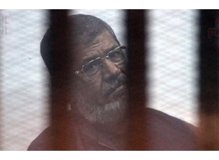 وفاة محمد مرسي العياط بعد إصابته بإغماء أثناء جلسة محاكمته بقضية التخابر