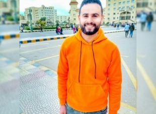 شاب يبدع في تقليد أصوات المشاهير من قراء القرأن الكريم