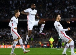 فرانفكورت الالماني يقصي برشلونة من الدوري الاوربي بعد هزيمته بثلاثية