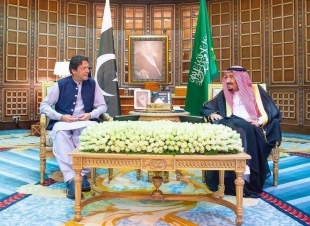 الملك سلمان يبحث مع رئيس وزراء باكستان الأوضاع الإقليمية