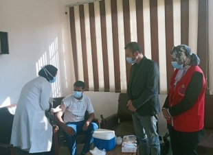 وكيل وزارة الصحة بمطروح يتابع فرق تطعيم المواطنين بلقاح كورونا