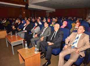 سكرتير مساعد أسيوط تشهد العرض المسرحى 