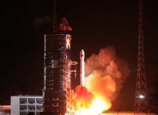 الصين تطلق قمرا صناعيا جديدا لتجارب تكنولوجيا الاتصالات