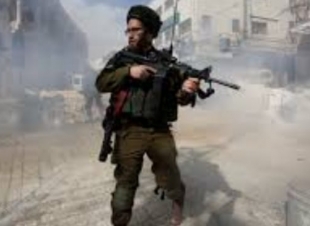 قوات الاحتلال تلقى قنابل غازية على أحد المباني السكنيه