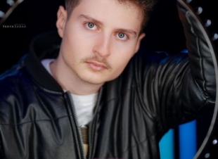 تعرف علي الفنان السوري محمد اليوسف قبل أن يصبح رائد أعمال والمصاعب التي مر بها