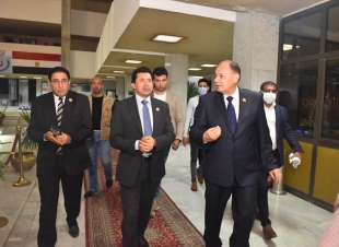 خلال زيارته للمحافظة وزير الشباب والرياضة ومحافظ أسيوط يعقدان اجتماعًا لبحث تذيل العقبات التي تواجه استكمال تطوير مركز شباب منفلوط ووضع الآليات والتصورات للانتهاء منه ليصبح مركزًا نموذجيًا
