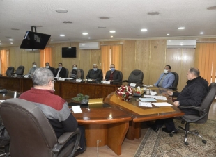 محافظ أسيوط يعقد اجتماعًا بحضور رؤساء المراكز والمدن لمناقشة أوضاع تقنين أراضي الدولة