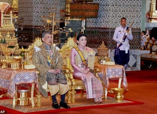 ملك تايلاند ينهي عزلته بفندق ضخم برفقة 20 من محظياته