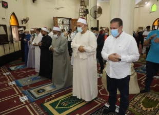 محافظ المنوفية يؤدى صلاة عيد الأضحى بمسجد الرى بشبين
