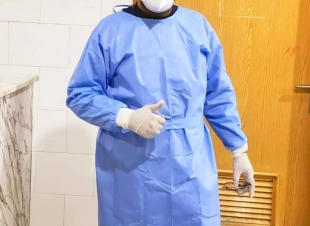 طبيب شاب يتجول بسيارته لعلاج المرضى مجانا 