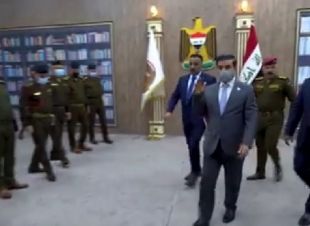 وزير الدفاع العراقي يستقبل عدداً من عائلات الشهداء والجرحى الأبطال