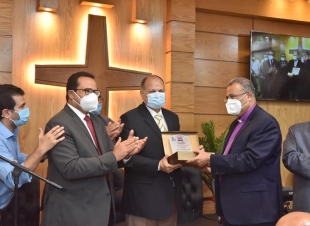 محافظ أسيوط ورئيس الطائفة الانجلية بمصر يشهدان إفتتاح كنيسة الناصرية الإنجيلية بمركز الفتح بعد تجديدها