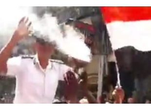 أهالى الاسكندرية بشارع السبع بنات في المنشية يحملون ضباط المرافق على الأعناق ويهتفون للشرطة