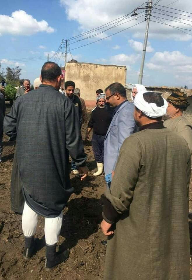 نائب بكفرالشيخ يتجول فى الطين تلبية لدعوة مواطنين