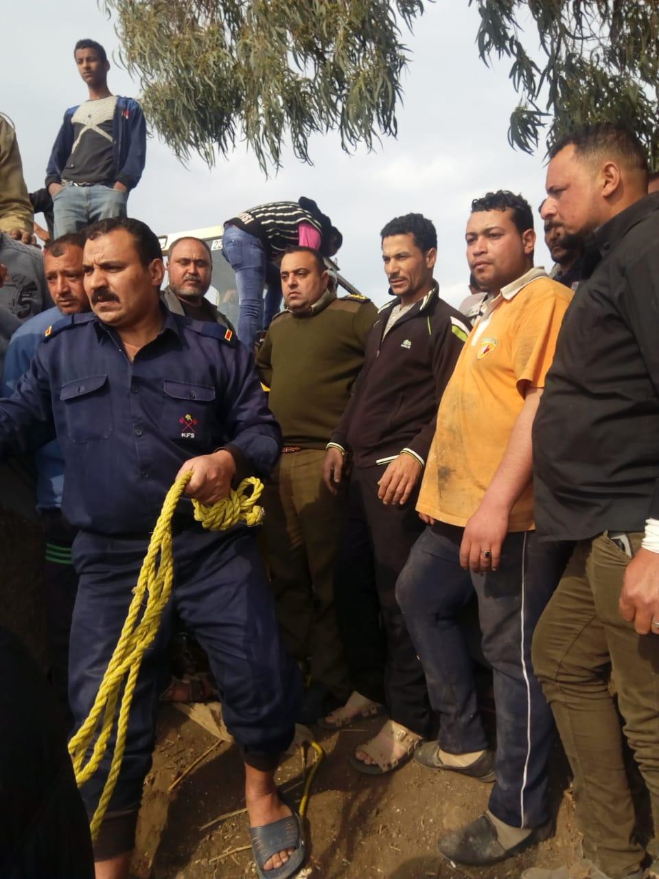 بسبب السرعة الجنونية.. انقلاب سيارة ووفاة قائدها بمصرف كتشنر بكفر اللشيخ.. صور