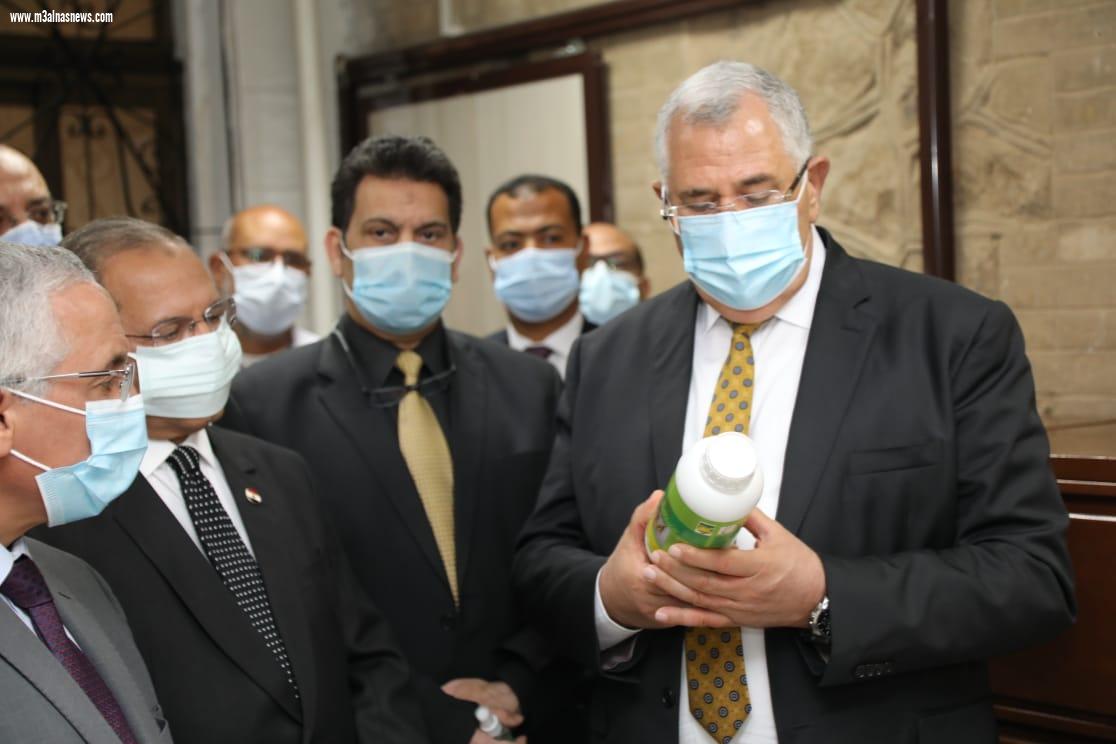 وزير الزراعة يفتتح معمل تطبيقات النانوتكنولوجي في امراض النبات بمركز بحوث الصحراء