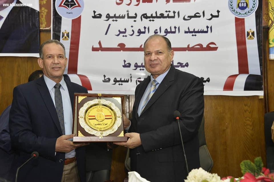 محافظ أسيوط يلتقي قيادات مديرية التربية والتعليم ومديري الإدارات التعليمية لمناقشة الاستعدادات النهائية للعام الدراسي الجديد والتأكيد على أعمال تطعيم جميع العاملين ضد فيروس كورونا قبل بدء الدراسة