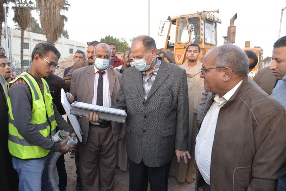 محافظ أسيوط يتفقد أعمال إنشاء مجمع الخدمات الحكومية والمجمع الزراعي بقرية الزرابي بأبوتيج ضمن المشروع القومي لتطوير الريف المصري والمبادرة الرئاسية 