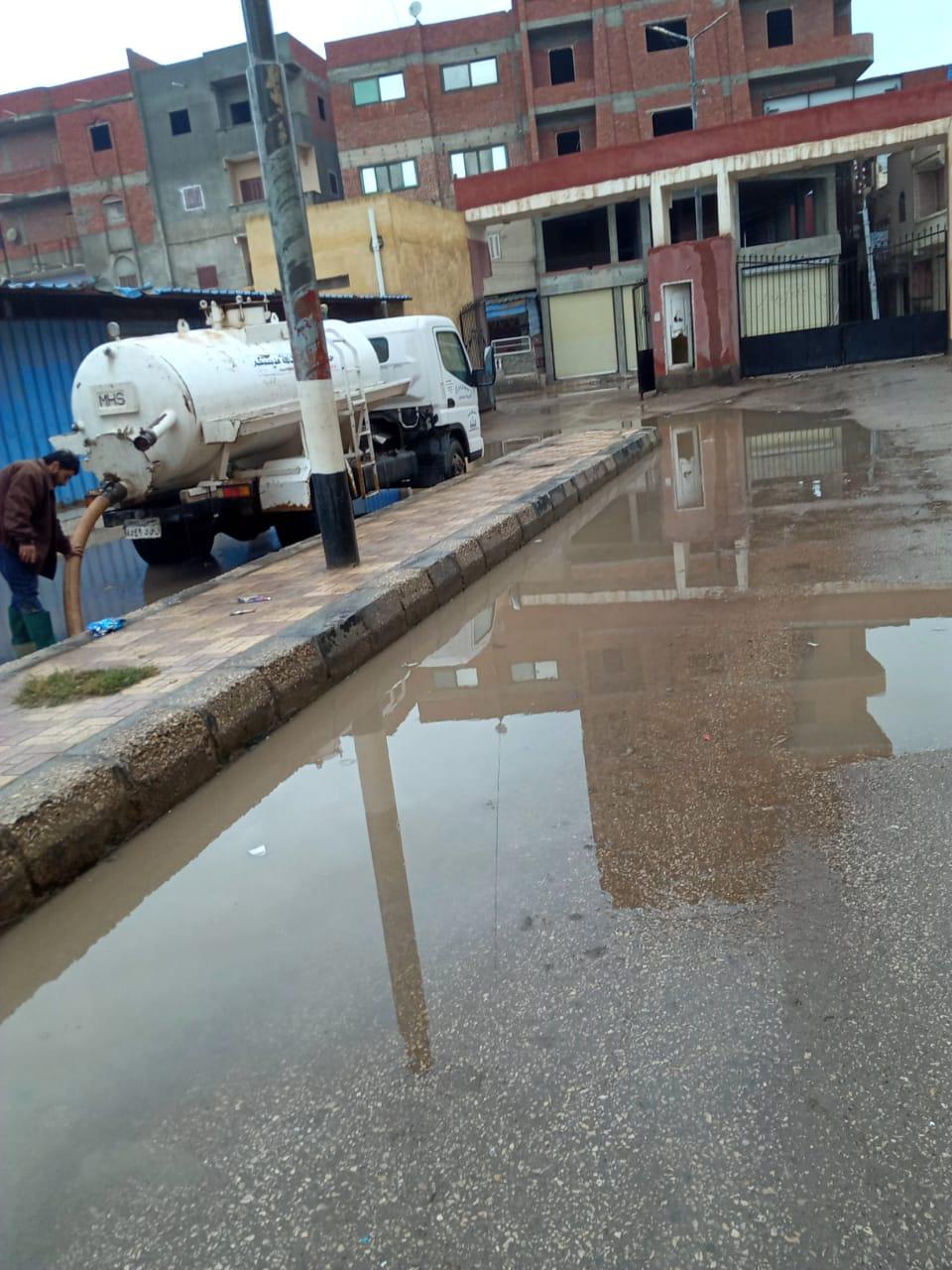 استمرار رفع مياه الأمطار بشوارع مدن وقرى كفر الشيخ