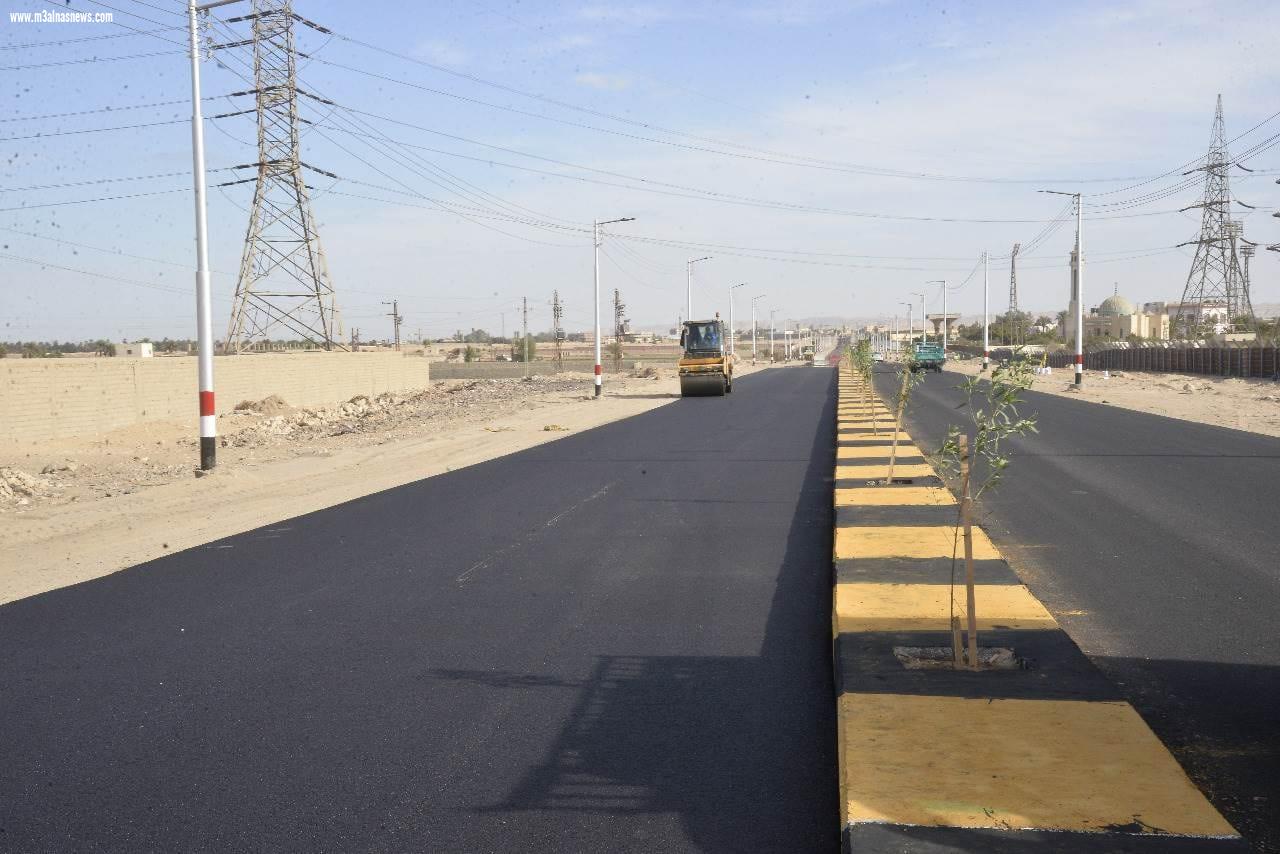 محافظ أسيوط يتفقد أعمال تطوير ورفع كفاءة ورصف طريق 