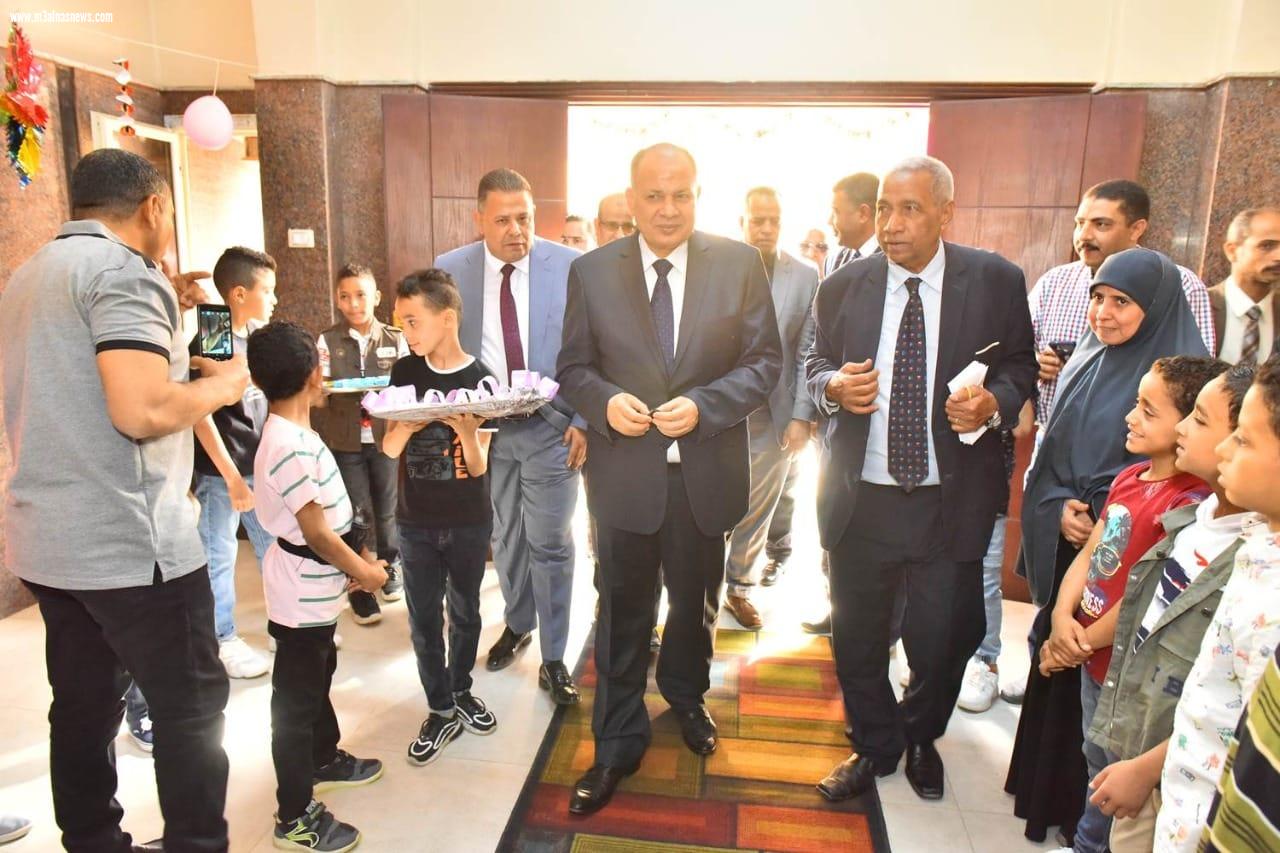 محافظ أسيوط يزور دور الايتام لمشاركة الأطفال فرحتهم بعيد الفطر المبارك ويقدم لهم والهدايا ويفتتح أعمال التطوير التي تمت بدار الحنان للبنين