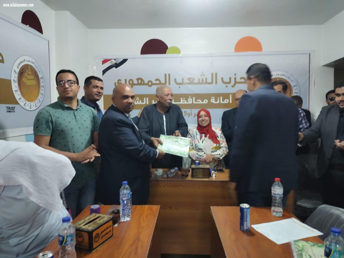 احتفالاً بعيد العمال ... الشعب الجمهورى يكرم المتميزين بالقطاعات المختلفه
