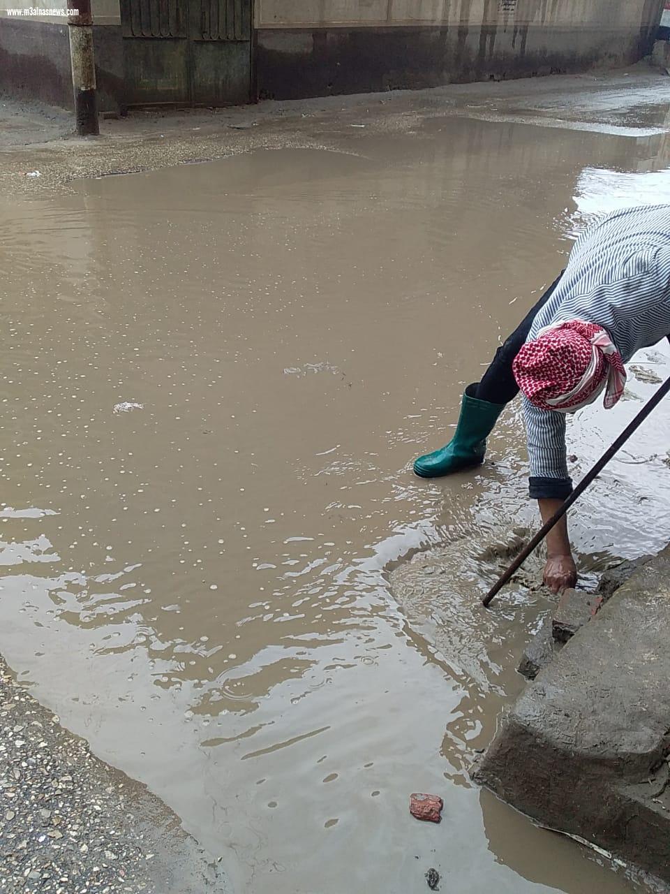 استمرار رفع مياه الأمطار بشوارع مدن وقرى كفر الشيخ
