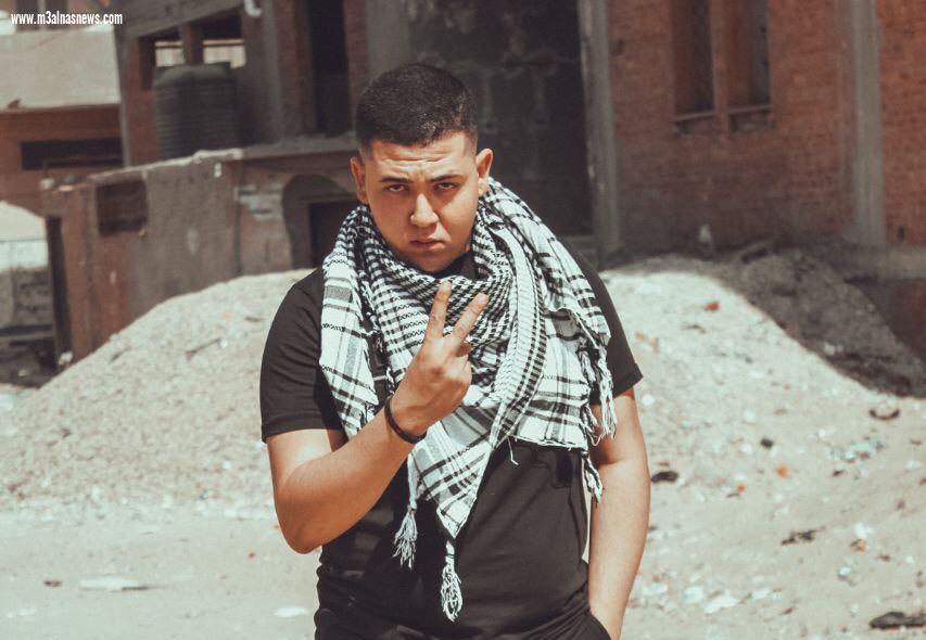 إعلامى مصرى شاب يصور سيشن يبين معاناة الشباب الفلسطينى