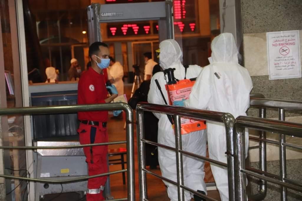 الهلال الاحمر يعقم محطة مصر بالتعاون مع مؤسسة ساويرس للتنمية 