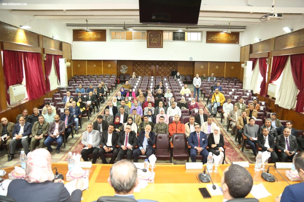 محافظ كفرالشيخ ورئيس الهيئة العامة للتنمية الصناعية يناقشان سبل دفع الإستثمار وحل مشاكل المستثمرين