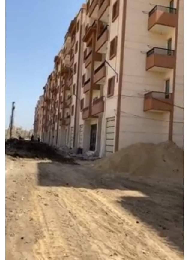 مدبولى يتفقد وحدات مشروع الإسكان الاجتماعى بكفر الشيخ و يكلف بتوفير سكن بديل لساكنى العشوائيات على ألا يتم إخلاء المناطق العشوائية إلا بعد إقامة مساكن جديدة ونقل السكان لها