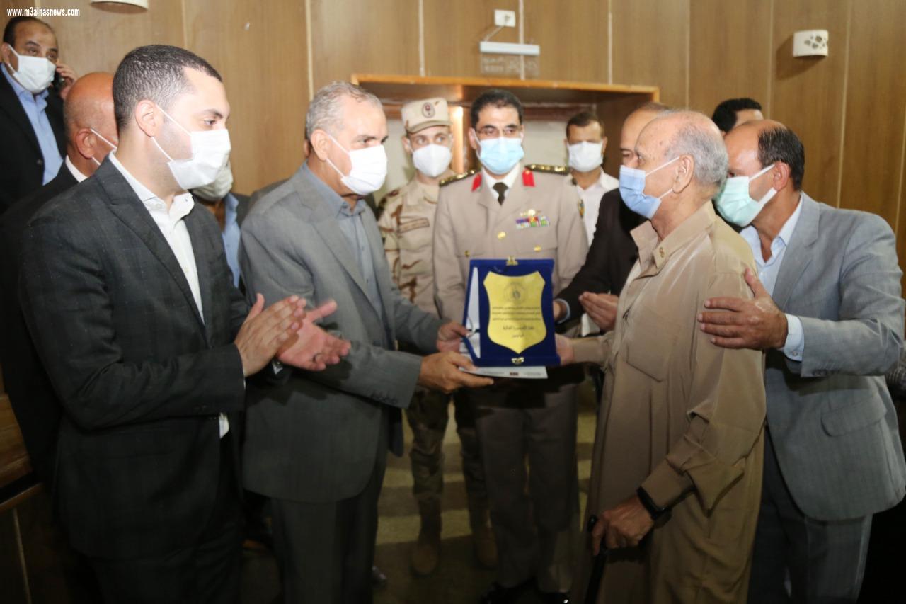 محافظ كفر الشيخ يكرم أبطال أكتوبر ويؤكد أن رجال القوات المسلحة المصرية هم فخر مصر والعالم