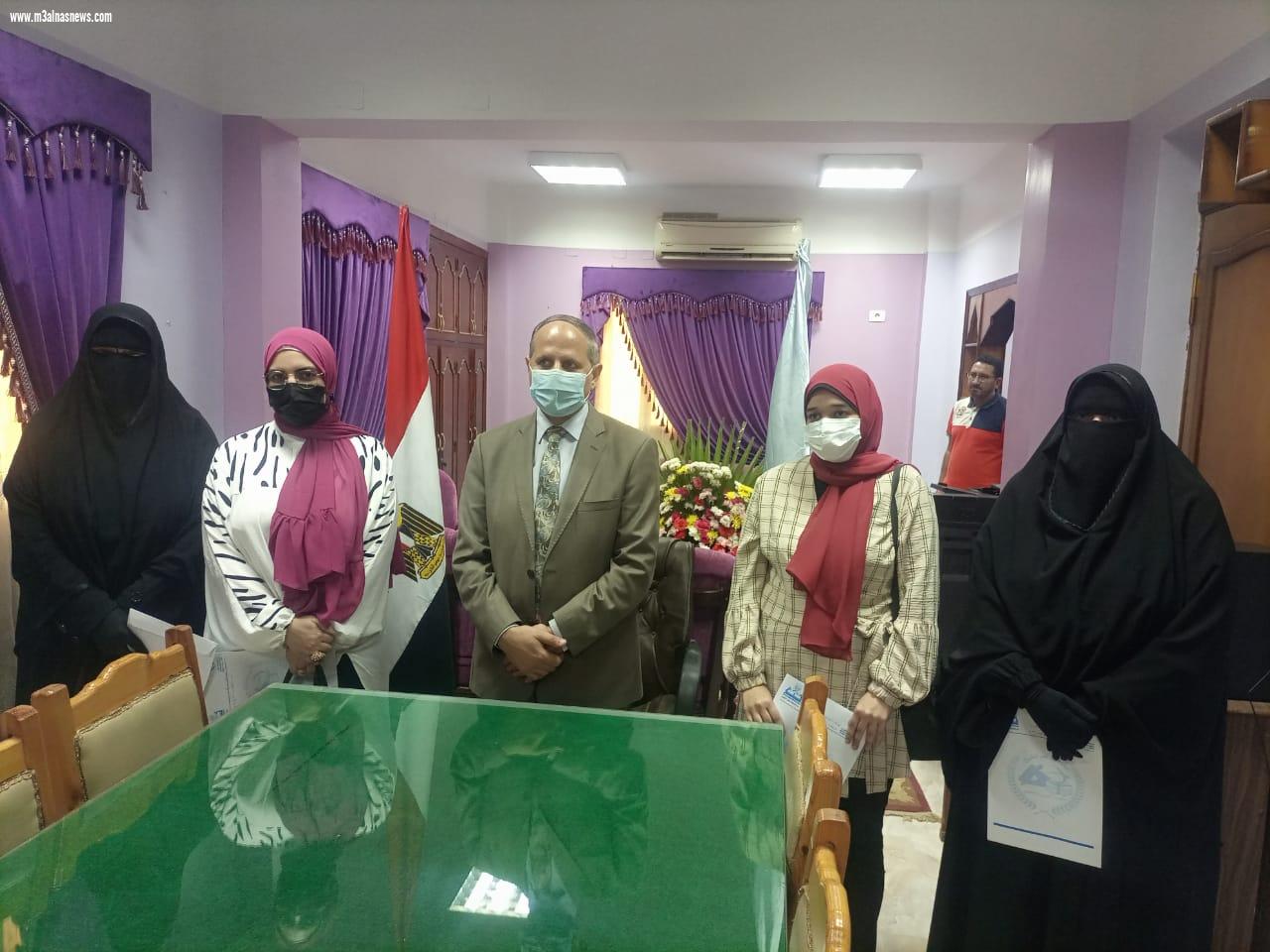  وكيل وزارة التربية والتعليم بكفر الشيخ يكرم المتميزين من المعلمين والموجهين