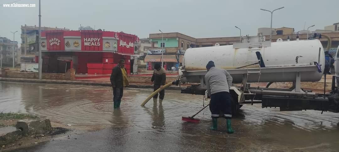 استمرار رفع مياه الأمطار بشوارع مدن وقرى كفر الشيخ