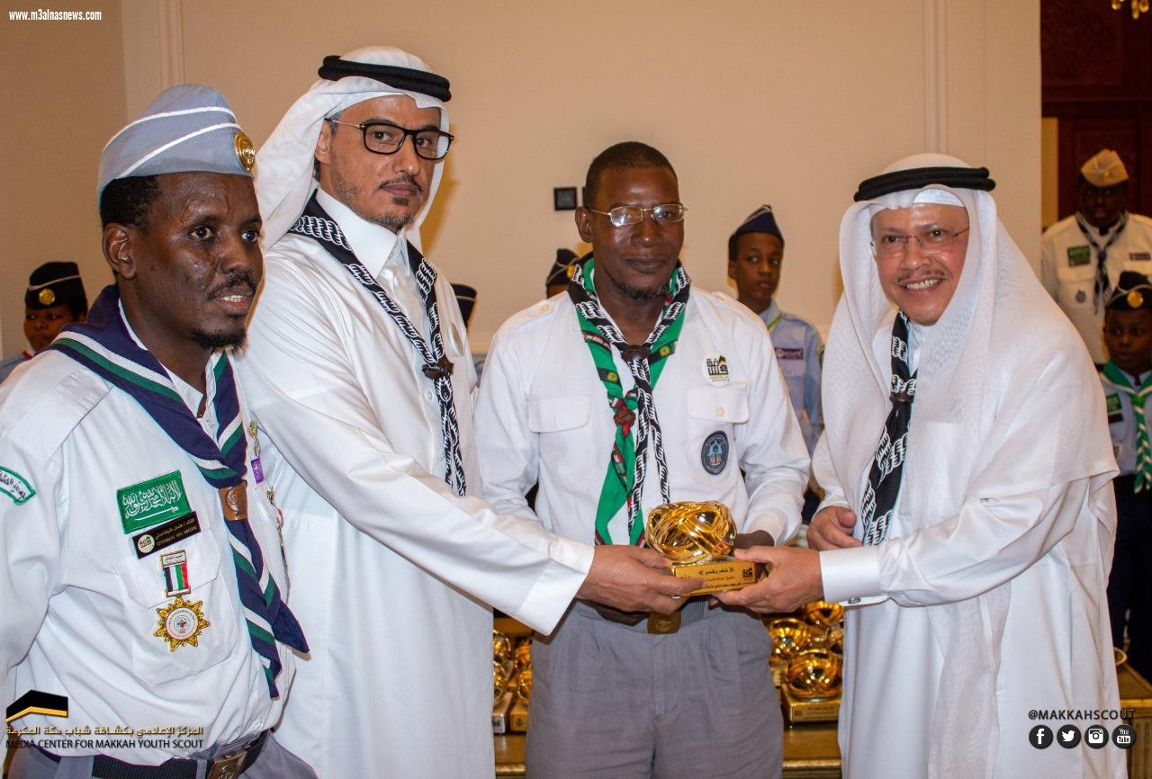 الطاسان والمرزوقي يكرمان القائد الكشفي العبدالكريم