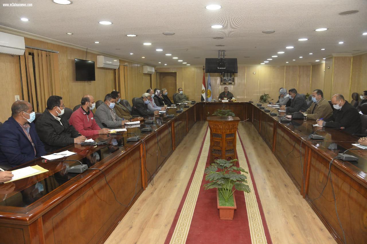 محافظ أسيوط يناقش خطة العمل بمنظومة المتغيرات المكانية لرصد التعديات والقضاء على البناء العشوائي