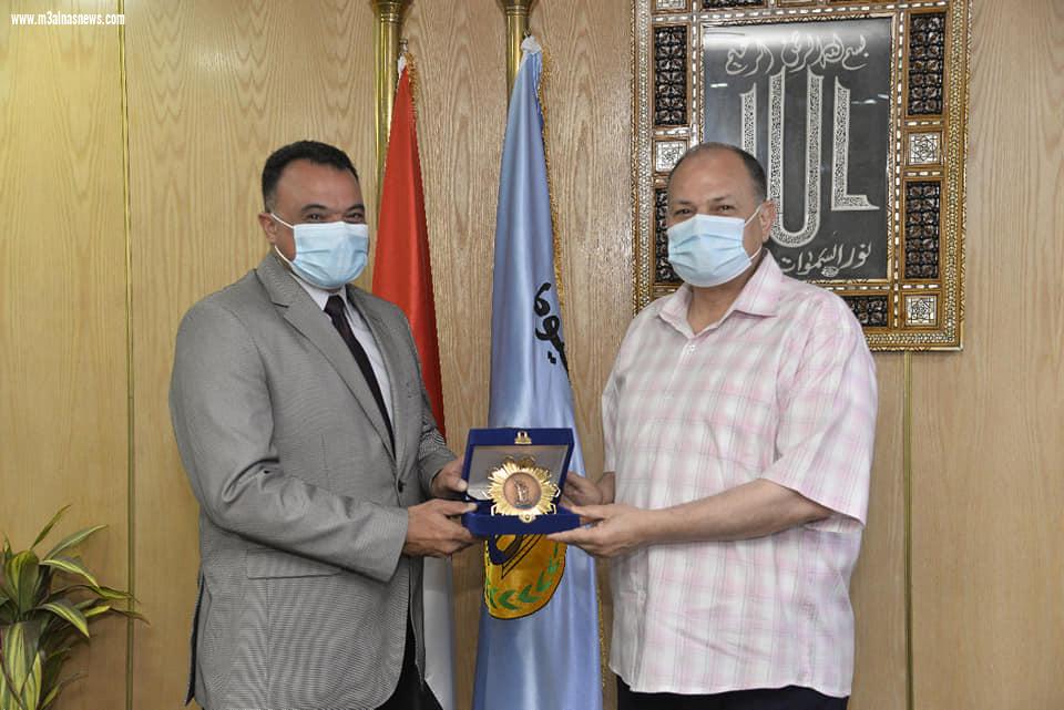 محافظ أسيوط يكرم وكيل وزارة الشباب والرياضة بالمحافظة لتميزه وجهوده خلال فترة عمله بالمحافظة