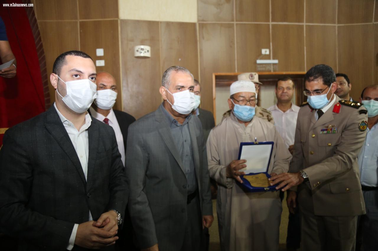 محافظ كفر الشيخ يكرم أبطال أكتوبر ويؤكد أن رجال القوات المسلحة المصرية هم فخر مصر والعالم