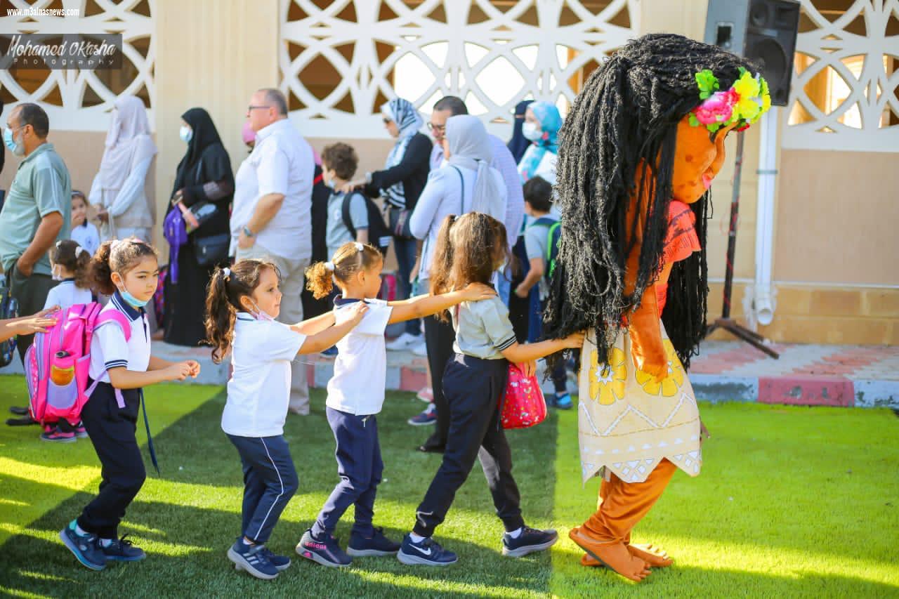 بالأغاني الوطنية و الاراجوز والعرائس تستقبل أول مدرسة دولية حكومية بكفر الشيخ أطفالها