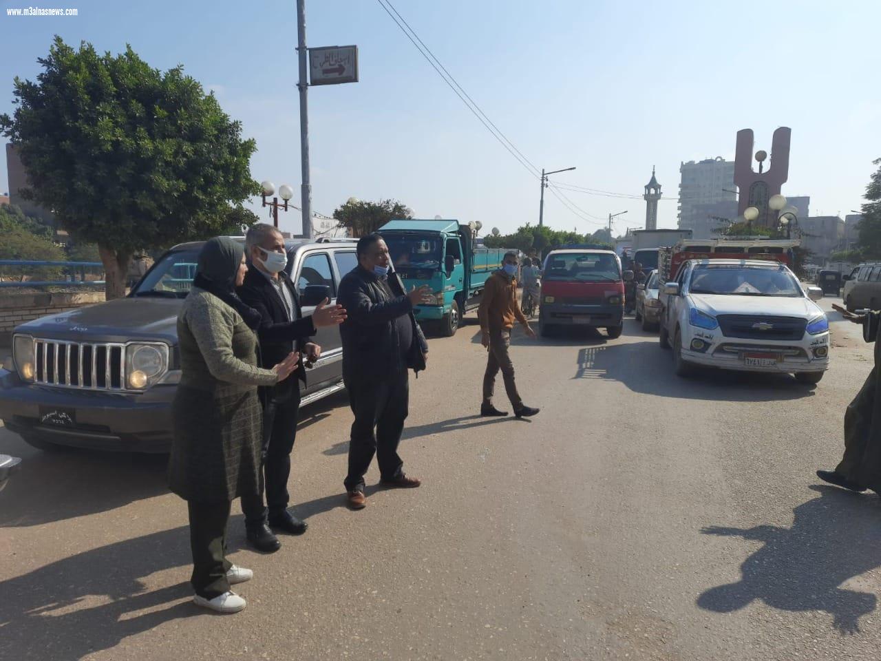 محافظ أسيوط يكلف بمتابعة الدورية لكافة القطاعات لتحسين الخدمات المقدمة للمواطنين ونائبه يتفقد موقف سيارات الأجرة بالقوصية
