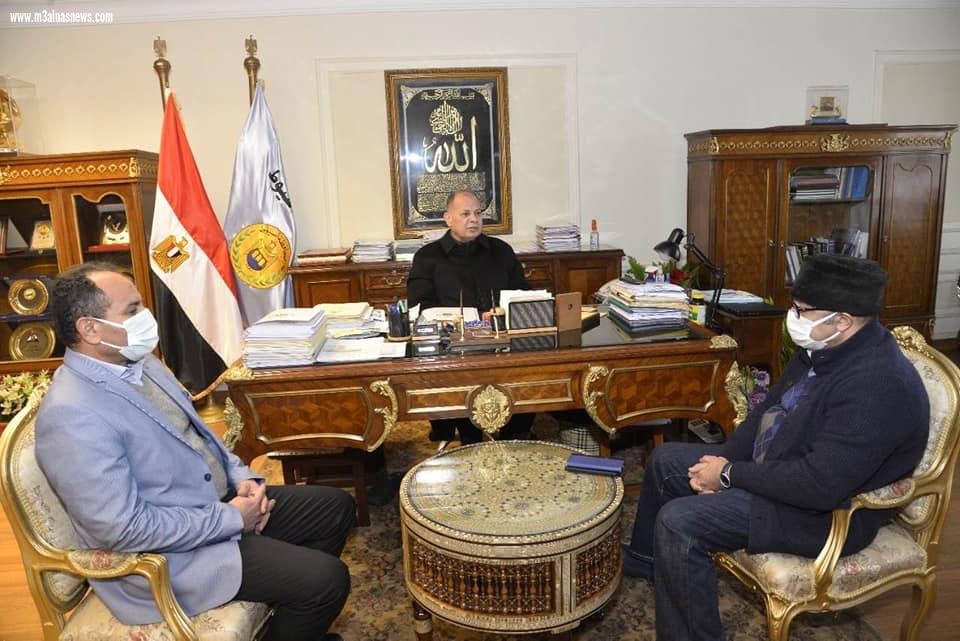محافظ أسيوط يناقش إجراءات مواجهة كورونا وجاهزية المستشفيات وتوافر مخزون الأدوية والاكسجين وسير عمل حملات تطعيم وتوعية المواطنين
