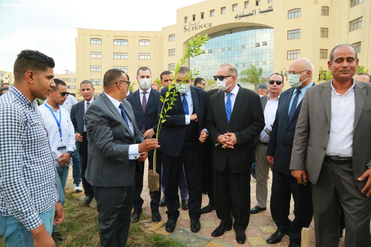 محافظ كفر الشيخ ورئيس الجامعة يثنون على العروض الرياضية للجامعات المصرية