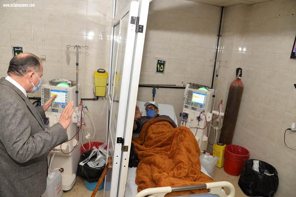 خلال جولة مفاجئة .. محافظ أسيوط يتفقد سير العمل بوحدة الغسيل الكلوي بمستشفى المبرة ويطمئن على صحة المرضى ويلتقي بعض العاملين بالوحدة