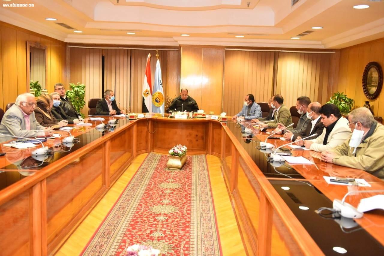 محافظ أسيوط يؤكد على متابعته المستمرة لمنظومة تقنين أراضي أملاك الدولة ويشدد على تكثيف العمل وزيادة معدلات الأداء