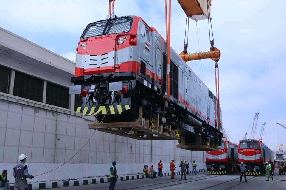 • وزير النقل يعلن وصول الدفعة الرابعة من الجرارات الجديدة الى ميناء الاسكندرية 