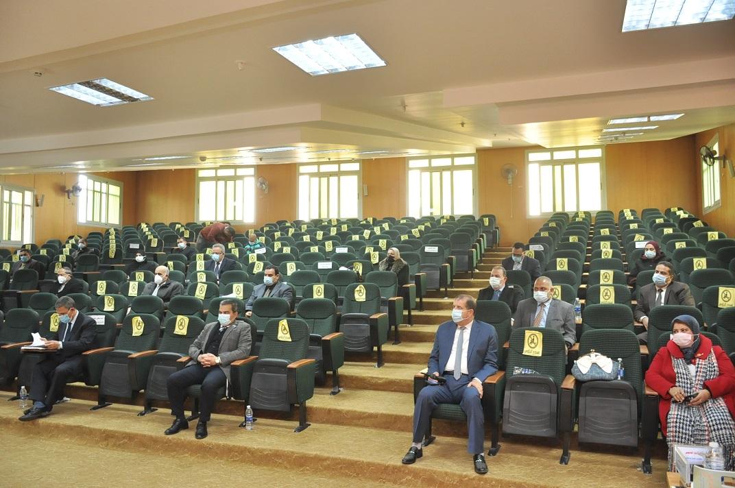 محافظ كفر الشيخ يشهد الاجتماع الشهري لمجلس الجامعة . رئيس الجامعة : التطبيق الحازم للإجراءات الاحترازية بشأن عقد الامتحانات