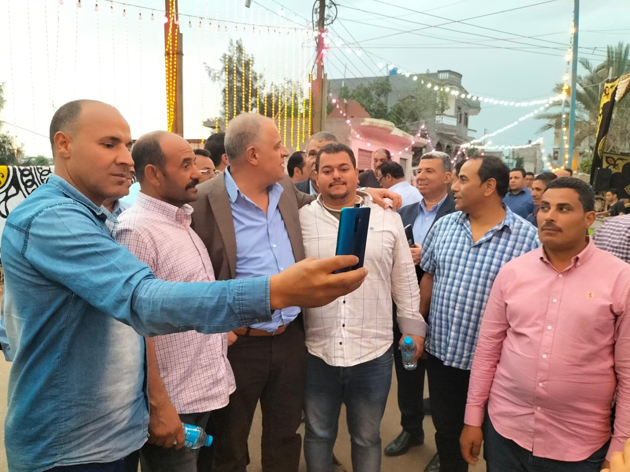 قيادات أمنية وإعلامية ورياضية يشاركون اللواء مسعد أبوسكين مدير أمن قنا زفاف نجله.. صور