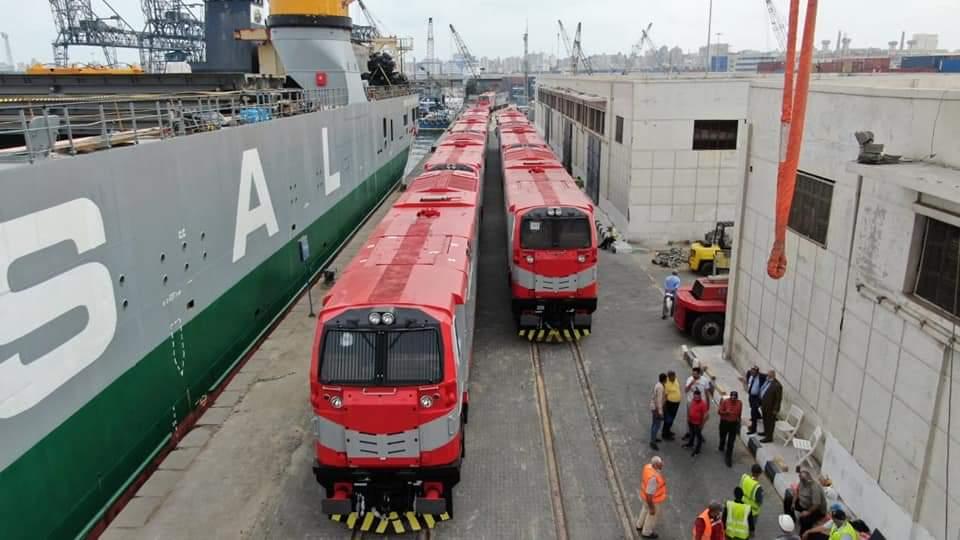 • وزير النقل يعلن وصول الدفعة الرابعة من الجرارات الجديدة الى ميناء الاسكندرية 